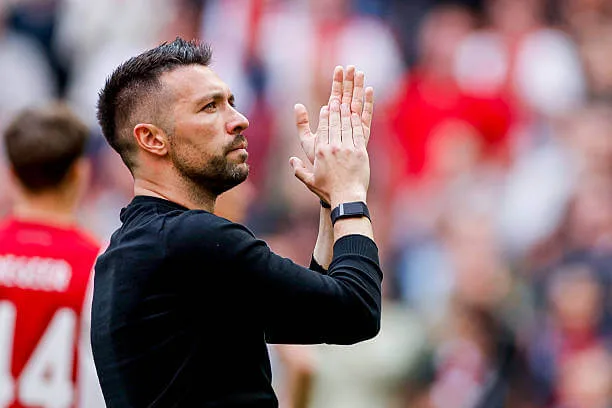 Francesco Farioli appaluds the Ajax fans during an Eredivisie match at the Johan Cruijff ArenA on May 18, 2025.